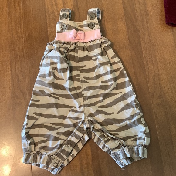 Bundle of Baby girl clothes. Two NB, One 0-3mo. EUC. - Picture 2 of 12